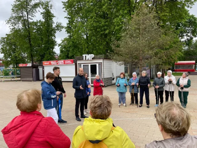Партийцы провели встречу с участниками тренировок по скандинавской ходьбе