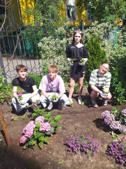 Более 300 цветов высадили студенты техникума Люберец на территории Преображенского собора