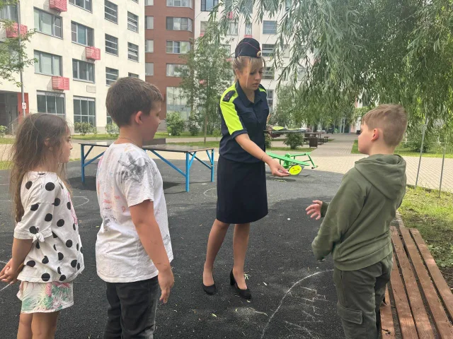 Инспекторы ГАИ Люберец напомнили детям, гуляющим во дворе, о соблюдении ПДД