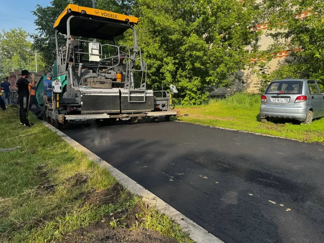 Продолжаются работы по замене старого асфальтового покрытия в Люберцах