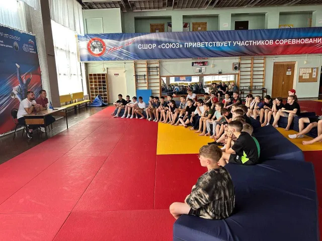 Дмитрий Кудинов встретился с воспитанниками СШОР «Союз»