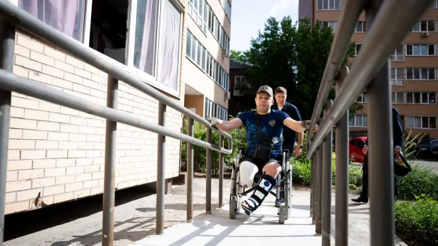 Дома и подъезды в Люберцах оборудуют пандусами для ветеранов и участников СВО