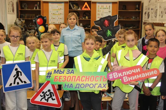 Квест по безопасному поведению на дороге провели полицейские для школьников Люберец