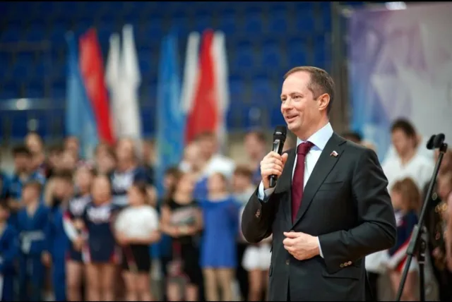 Роман Терюшков поздравил выпускников с окончанием школы