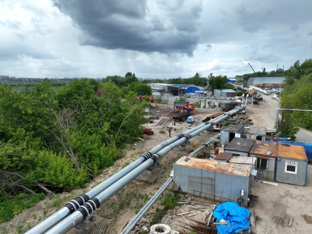 На теплопроводе М-5 в Дзержинском обустраивают площадки для обслуживания оборудования