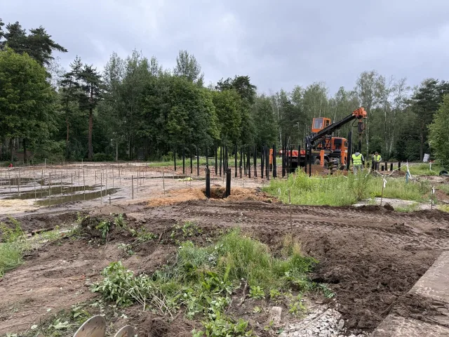 В Летнем парке Малаховки приступили к монтажу свай для театра и сцены