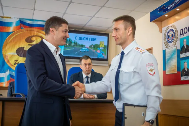 Три сертификата на жилье вручили сотрудникам ГАИ Люберец