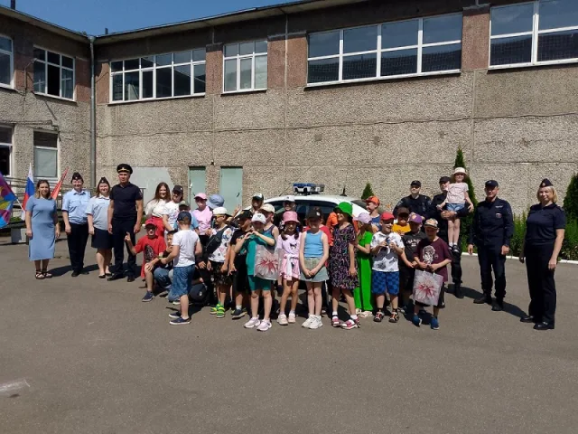 Полицейские Люберец провели зарядку для школьников