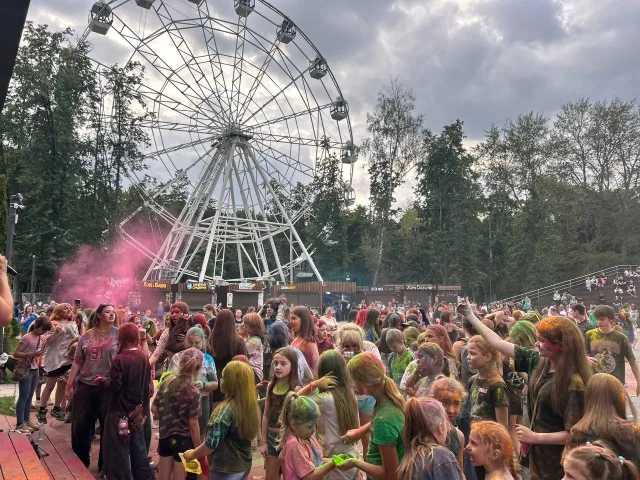 Более 500 жителей Люберец окунулись в феерию красок на фестивале Холли