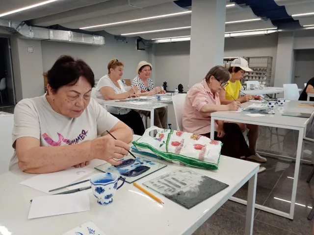 Более 40 долголетов Люберец приняли участие в мастер-классе по росписи гжельской керамики