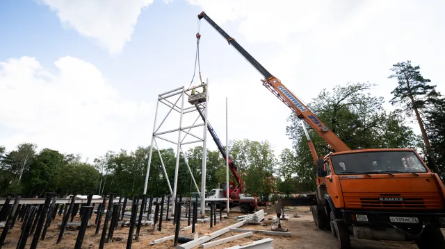 Каркас арт-объекта «Летний-театр» возводят в парке Люберец