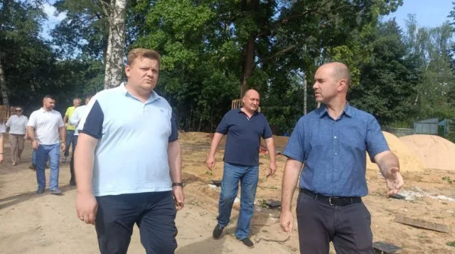 Партийцы ознакомились с ходом реконструкции Летнего парка в Малаховке