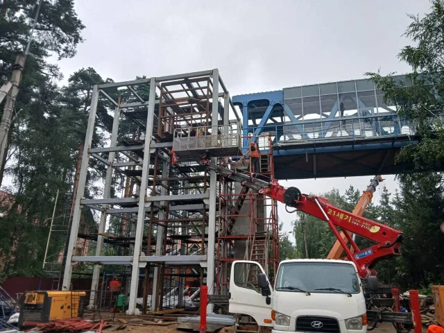 На 90% завершены работы по устройству систем электроснабжения надземного пешеходного перехода в поселке Люберец