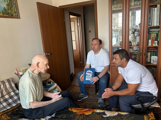 Депутаты окружного Совета навестили ветерана Великой Отечественной войны Ивана Пшеничкина