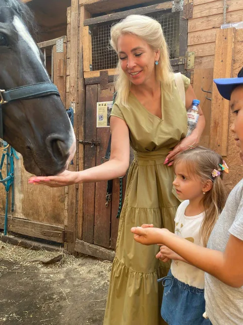 Для детей, потерявших близких на СВО, организовали экскурсию на оленью ферму в Люберцах