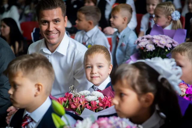 Люберецкие партийцы поздравили школьников с Днём знаний