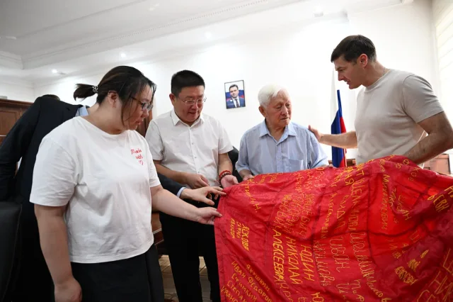 Полотно с именами 90 героев — советских и китайских солдат сшили в Люберцах в годовщину победы над Японией