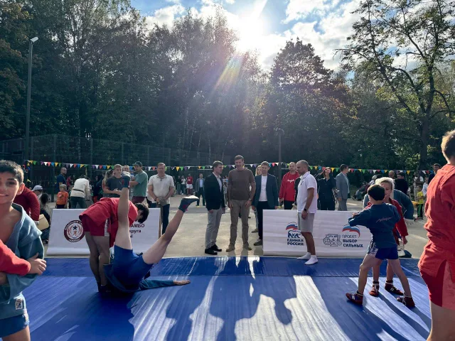 Самбо в парке: более 100 люберчан вышли на открытую тренировку в День города