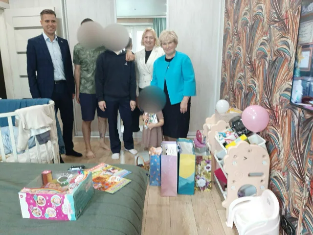 В Люберцах активисты «Единой России» вручили подарки семье участника СВО