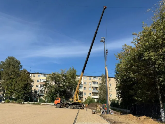 Установку опор освещения завершили на стадионе «Труд» в Малаховке городского округа Люберцы
