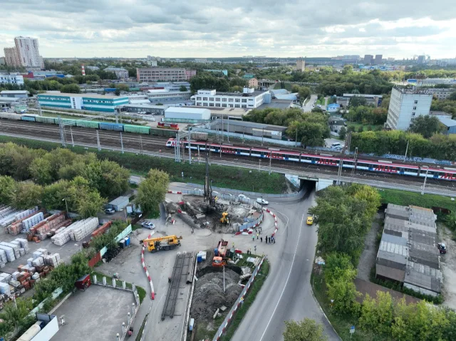 Устройство девяти свай фундамента будущего путепровода над железнодорожными путями в Люберцах произвели строители
