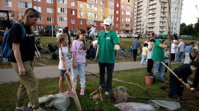 Более 60 лип и кленов высадили в Люберцах в рамках экоакции «День в лесу»