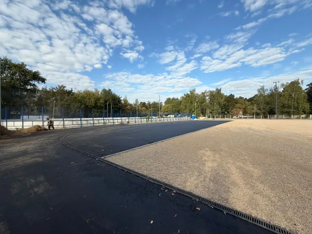 Подготовительные работы к укладке искусственного газона стартовали на стадионе «Труд» в Малаховке Люберец