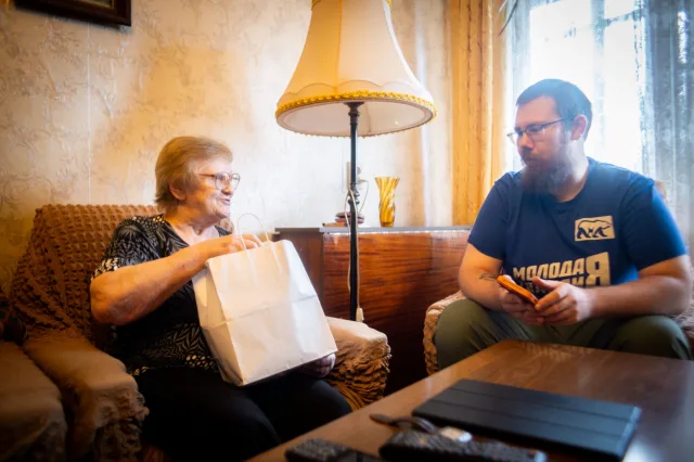 Молодогвардейцы подарили глюкометр блокаднице из Люберец