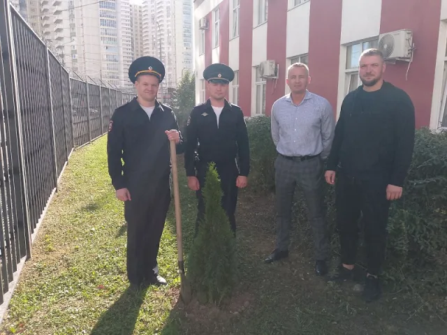 Полицейские и общественники Люберец присоединились к проекту «Лес Победы»