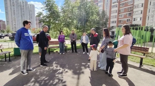 Люберецкие партийцы помогли установить лавочки на придомовой территории