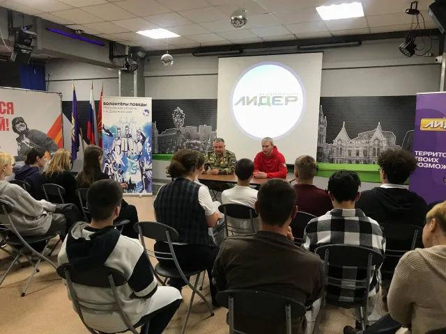 Ветеран СВО провёл для молодёжи Люберец выставку оружия и экипировки