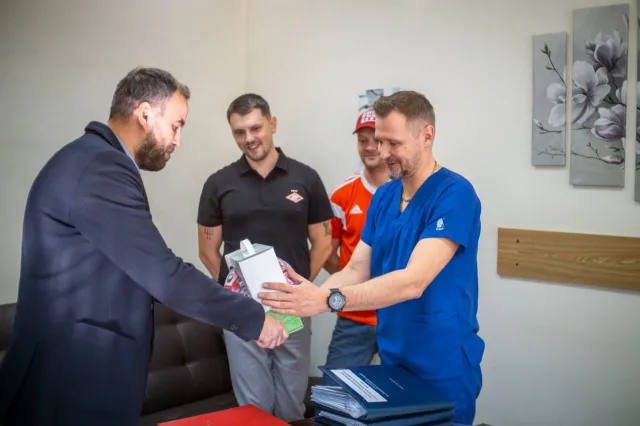 Дмитрий Кудинов подарил детским врачам сувениры ФК «Спартак»