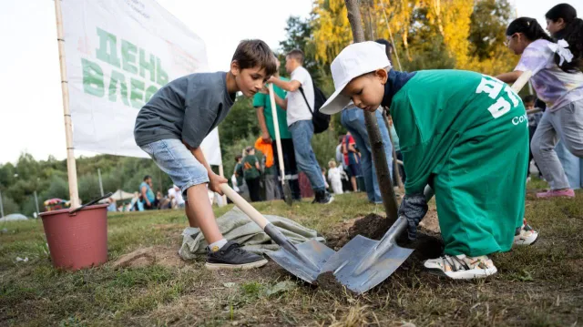Почти 2 700 деревьев и кустарников высадили жители Люберец в рамках экологической акции