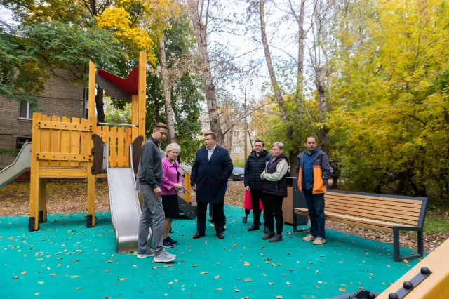 Партийцы проверили благоустройство детской площадки в Люберцах