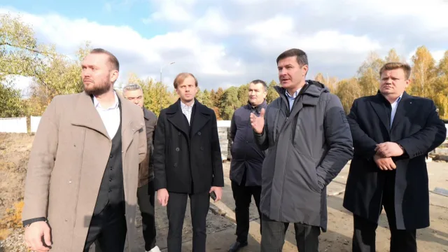 Движение по пешеходному мосту через Малаховское озеро в Люберцах планируют открыть в декабре 2025 года