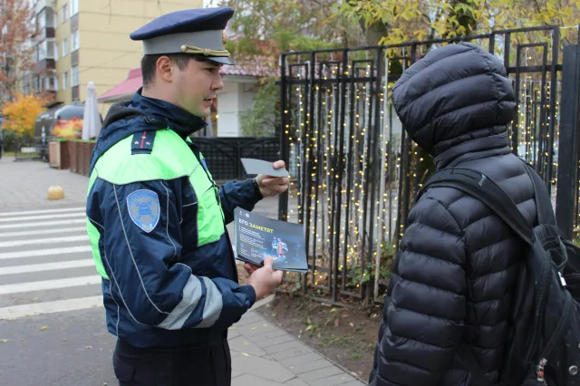 Инспекторы ГАИ Люберец напомнили пешеходам о важности ношения световозвращающих элементов