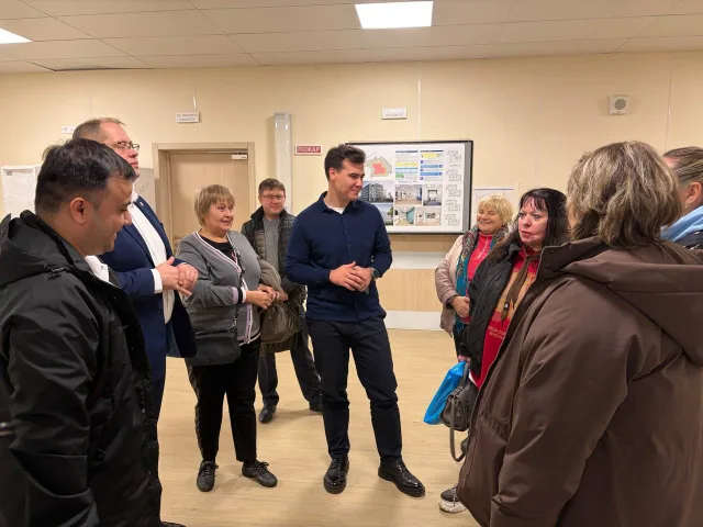 Экскурсию по будущей поликлинике провели для жителей поселка Октябрьский