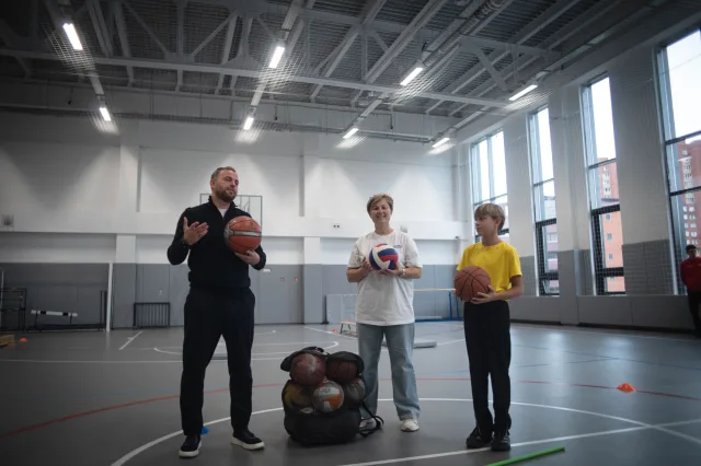 Партийцы подарили спортинвентарь новому корпусу гимназии № 41