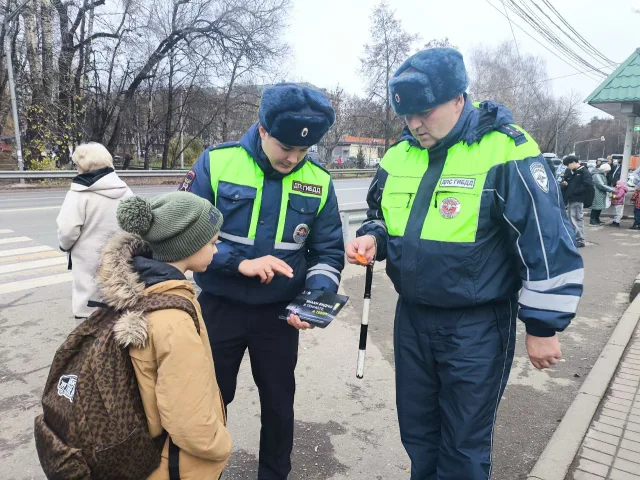 Инспекторы ГАИ Люберец напомнили пешеходам правила безопасного поведения на дороге