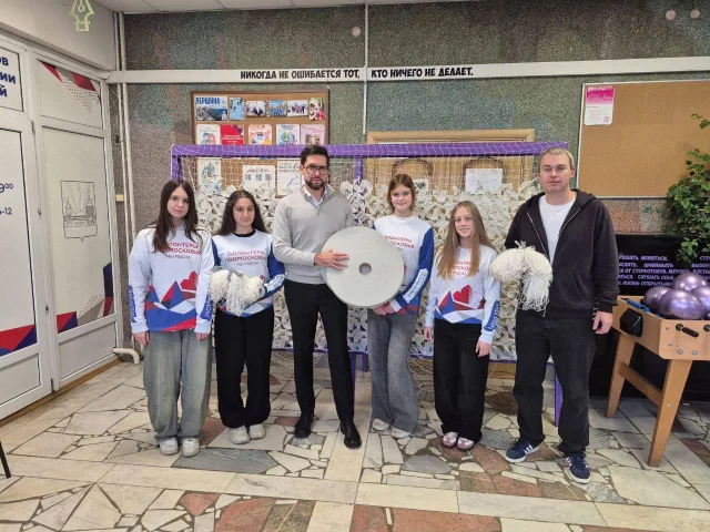 «Единая Россия» помогает фронту: волонтеры Дзержинского создают маскировочные сети для защитников страны