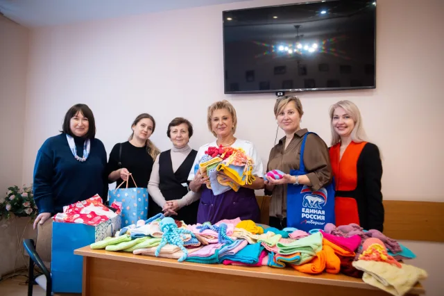 Партия «Единая Россия» поддержала маленьких пациентов: в Люберцах врачам передали теплые вязаные вещи для недоношенных детей