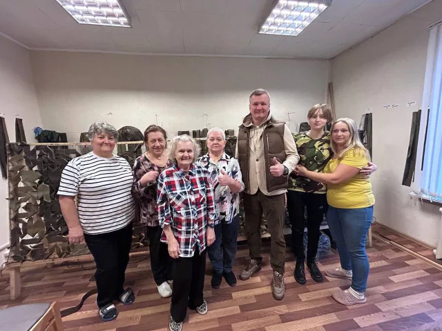 «Единая Россия» помогает фронту: волонтеры плетут маскировочные сети и шьют антидроновые одеяла для бойцов СВО