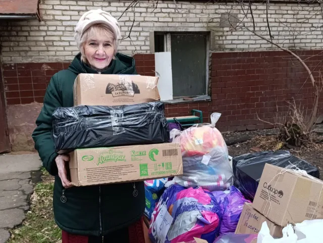 Волонтеры из Люберец отправили на передовую окопные свечи и маскировочные сети