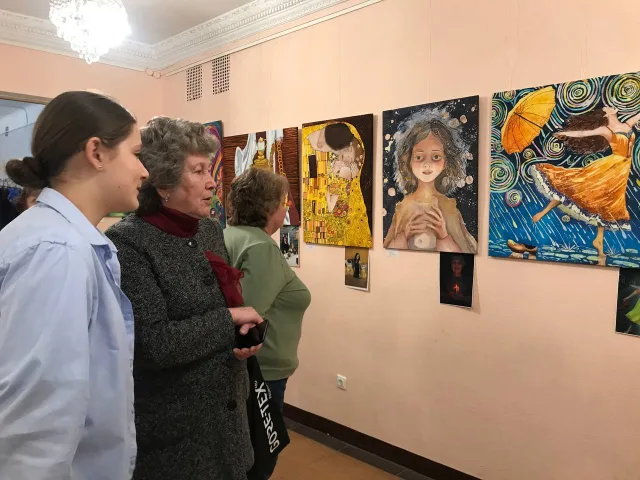 Ежегодная выставка картин на шелке открылась в культурно-эстетическом центре Дзержинского
