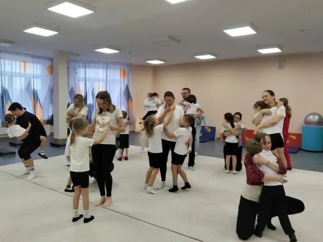 Спортивно развлекательная программа «Физкультура — ВМЕСТЕ» состоялась в Дзержинском в  преддверии Дня матери