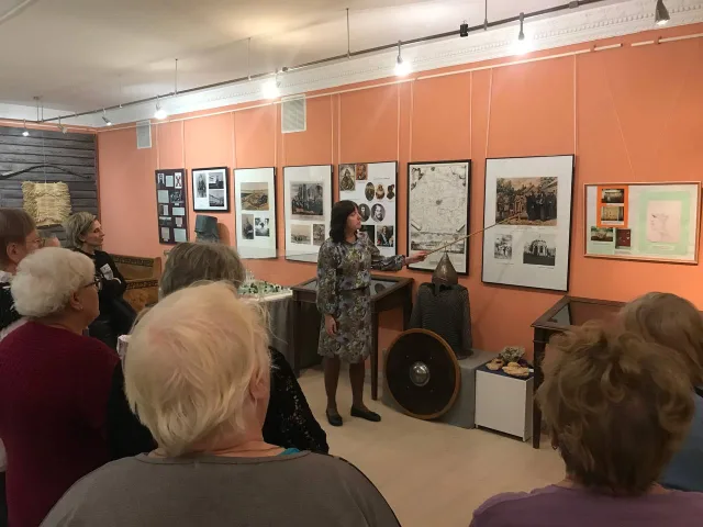 Выставку картин на шелке в Дзержинском посетили участники проекта  «Активное долголетие» из городов Подмосковья