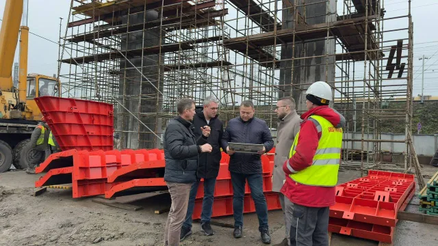 В Люберцах партийцы проверили ход строительства путепровода над железной дорогой