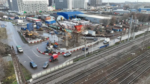 Бетонирование ригеля на одной из опор будущего путепровода над железнодорожными путями ведется в Люберцах