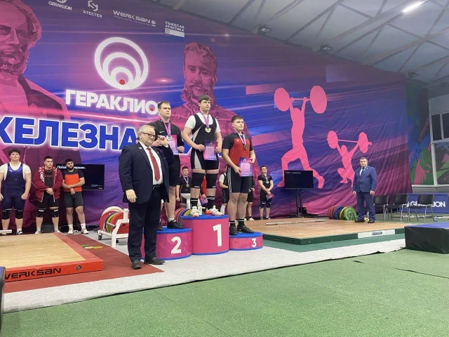 Три золотых и одну бронзовую медали завоевали спортсмены Люберец на турнире по тяжелой атлетике