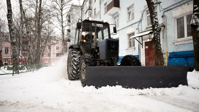 90 единиц техники убирают дворы городского округа Люберцы от снега